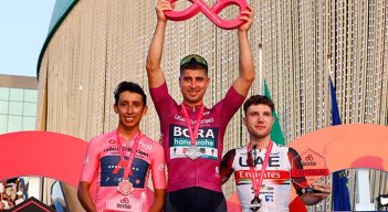 Egan Bernal (izquierda), fue segundo en la prueba ciclística de Dubái.