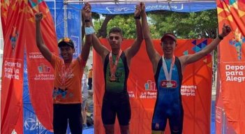 Andrés David Ayala Carrilo (primero a la derecha), obtuvo su primer podio en la Copa Colombia de triatlón Junior B en Santa Marta hace una semana.