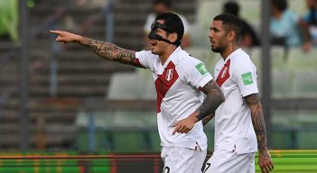 Gianluca Lapadula(de máscara), fue artífice en el triunfo de Perú ante Venezuela.