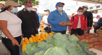 El gobernador, Silvano Serrano, pasó por cada uno de los puestos con productos de la región. Foto: Roberto Ospino/La Opinión.
