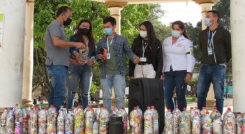 En el parque se recolectaron las primeras botellas llenas con plásticos reciclables. Foto: Roberto Ospino/La Opinión.