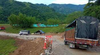 El paso es a un solo carril para todo tipo de vehículos. Foto: Cortesía/La Opinión.