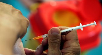 De los 1.305 niños que recibieron la vacuna, tres desarrollaron COVID-19 en comparación con 16 de los 663 niños que recibieron placebo. /AFP