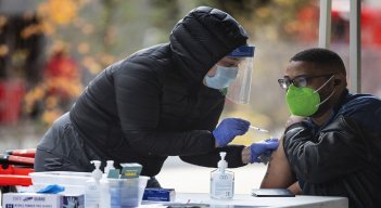 Un hombre recibe su vacuna Covid-19 en un sitio de vacunación al aire libre dentro de Franklin Park en Washington./AFP