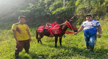  El técnico en salud pública, Luis Fernando Rojas recibió la mula dotada con los elementos de primeros auxilios. Foto: Cortesía/La Opinión.