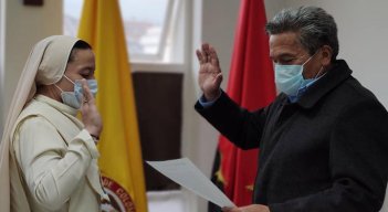 El alcalde Humberto Pisciotti, le tomó el juramento a la hermana Anghela del Rosario Angarita, quien ahora goza de nacionalidad colombiana. Foto: Cortesía/La Opinión.