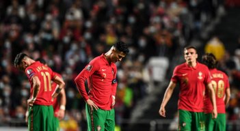 El delantero portugués Cristiano Ronaldo reacciona durante el partido de fútbol del grupo A de clasificación de la Copa Mundial de Catar 2022 entre Portugal y Serbia, en el estadio Luz de Lisboa. Foto: AFP
