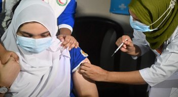 Estudiante recibe una inyección de la vacuna contra el coronavirus Covid-19 en las instalaciones de una escuela en Dhaka, India. /AFP