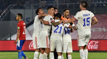Un autogol del portero paraguayo Antony Silva a los 55 minutos de juego en el estadio Defensores del Chaco, le permitió a la Roja quedarse con la victoria. / Foto: AFP