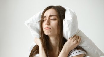 Es fundamental un buen colchón y almohada, que aseguren una correcta alineación de la columna mientras se descansa. / Foto: Freepik