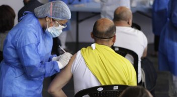 aA partir de este viernes la población mayor de 50 años podrá recibir la tercera dosis contra la COVID-19. / Foto: Colprensa 