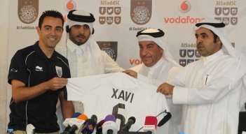 En esta foto de archivo, la leyenda del Barcelona Xavi Hernández (izquierda) posa para una foto con Jassim Al Rumaihi, secretario general del club de fútbol Al-Sadd, y representantes del club. / Foto. AFP