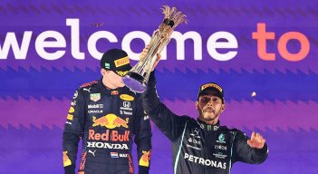 El británico Lewis Hamilton definirá el título de la Fórmula Uno en la última válida tras ganar ayer GP de Arabia Suadita.