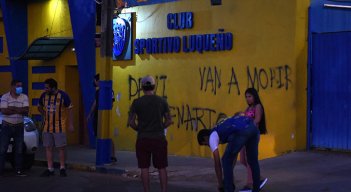 Hinchas de Sportivo Luqueño llegaron hasta la sede del club y amenazaron al equipo.