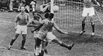 El Rey Pelé (10) una de las grandes figuras del fútbol mundial.