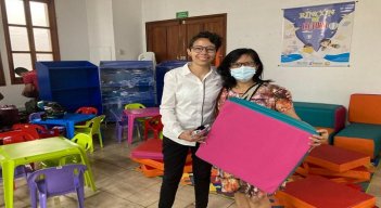 La bibliotecaria municipal, Ana María Luna Afanador, recibió el estímulo. Foto: Cortesía/La Opinión.