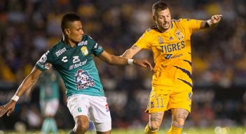 William Tesillo (de verde), jugador del León de México.