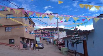 La comunidad adornó con cortinas las calles del barrio. Foto: Cortesía/La Opinión.