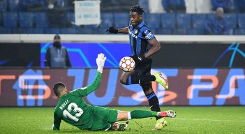 Duván Zapata anotó un tanto contra el Villareal en Champions. 