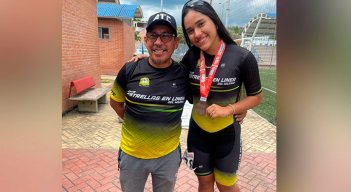 Gerson Zapata y Danna Zabala, miembros del club Estrellas en Línea. 