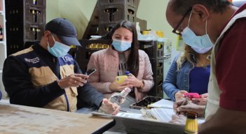 Las autoridades del municipio y de salud inspeccionan la calidad de los licores que se expenden en Pamplona. Foto: Cortesía/La Opinión. 