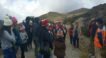 Los guías dan las instrucciones para ingresar a la zona de Lagunas Negras.