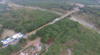 Representantes de los gremios reclamaron que los funcionarios de la Dirección de Impuestos y Aduanas Nacionales (DIAN) no llegaron a la oficina instalada en el puente para que hicieran la actuación aduanera correspondiente. / Foto: Juan Pablo Cohen