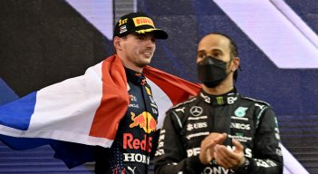 Max Verstappen, campeón mundial de Fórmula Uno de la FIA 2021, junto a Lewis Hamilton (derecha), en el podio del Circuito Yas Marina después del Gran Premio de Fórmula Uno de Abu Dhabi. / Foto: AFP