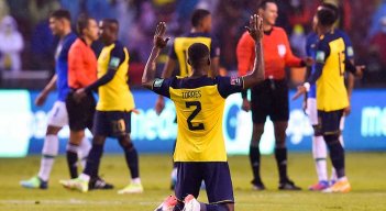 La selección ecuatoriana de fútbol igualó ante Brasil en un partido pólemico. 