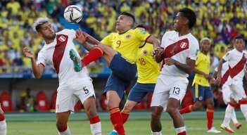 Radamel Falcao García en una de las acciones en el partido contra Perú.