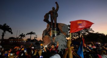"¡Este domingo, arrasamos!", arengó Jorge Arreaza, el candidato del gobernante Partido Socialista Unido de Venezuela (PSUV). /AFP