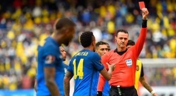 El videoarbitraje y el juez colombiano Wilmar Roldán fueron protagonistas. / Foto: AFP