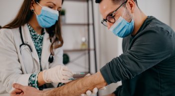 Todas las personas mayores de 18 años deberían realizarse exámenes de sangre para evaluar el perfil lipídico. / Foto: Colprensa