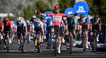 El ciclista australiano Caleb Ewan comenzó la temporada con una victoria parcial en el Tour de Arabia Saudita.