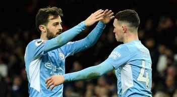 El mediocampista Phil Foden (derecha)  le dio el triunfo al Manchester City ante el Everton.