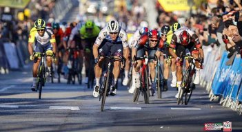 El ciclista colombiano Sebastián Molano (primero a la derecha), fue segundo en la etapa.