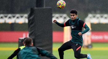 Luis Díaz a a medida que pasan los días se acomoda mejor con el Liverpool.