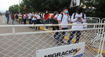 Los niños y jóvenes deben cruzar a diario el Puente Internacional Francisco de Paula Santander, para llegar a sus colegios.  /Foto: Archivo