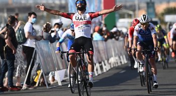 Fernando Gaviria ganó la primera etapa del Tour de Omán. 