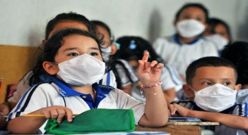 Niños con tapabocas