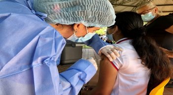 Piden a los ciudadanos acudir masivamente a los puntos de vacunación, para reducir los riesgos de muerte y enfermedad grave por cuenta del coronavirus. / Foto : Cortesía / La Opinión 