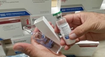 Según el Ministerio de Salud, las vacunas son cerca de dos veces más efectivas en prevenir la enfermedad grave y la muerte, comparado con algunos de estos nuevos medicamentos. 