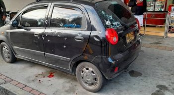 Los impactos entraron por las ventanillas laterales de la izquierda y el parabrisas trasero, durante una rápida persecución en la que el Spark chocó contra un taxi.
