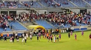 Hinchas ingresan al campo del Estadio Sierra Nevada de Santa Marta, para agredir a los jugadores. 
