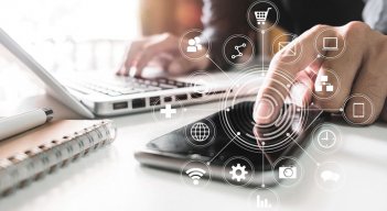 La implementación de escritorios virtuales permite a los trabajadores acceder a la información y aplicaciones de la empresa desde un usuario.