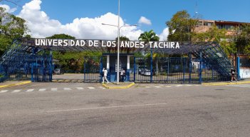 19 rutas estudiantiles están paradas en los estacionamientos, porque los carros no tienen cauchos, baterías, ni repuestos. /Foto: Cortesía 