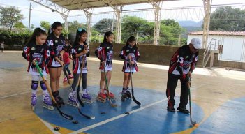 El instructor de hockey en línea, el profesor Luis Ernesto Higuera en una de las prácticas con sus alumnas.