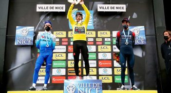 El colombiano Daniel Felipe Martínez (Ineos Grenadiers), primero a la derecha tuvo un merecido tercer lugar. 