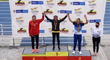 Yajaira Rubio primera la derecha,  obtuvo la medalla de bronce