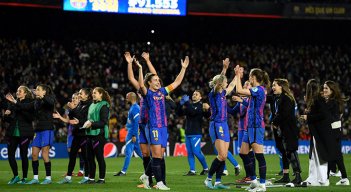 El FC Barcelona femenino venció al Real Madrid en un emocionante partido.